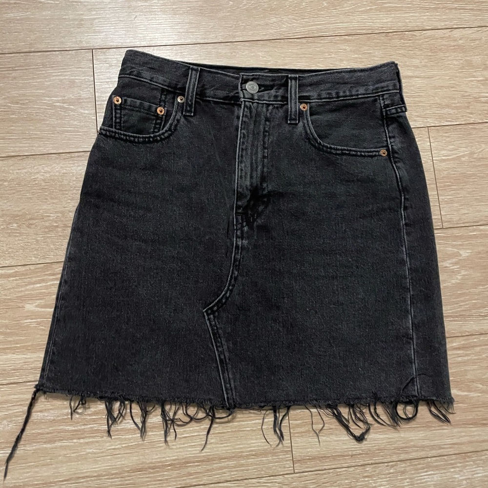 Levi’s black denim skirt